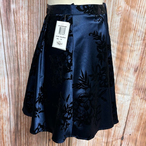 B. Darlin Blue Mini Skirt Black Velvet Flowers - Picture 3 of 10